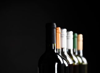 Много бутылок алкоголя и их влияние