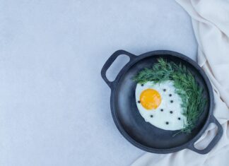 Как правильно жарить омлет на сковороде