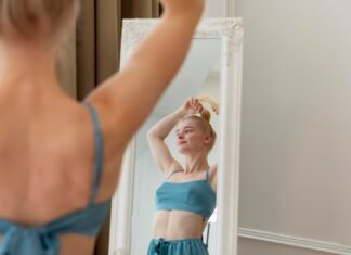 Почему мы видим себя голыми во сне