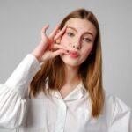 Почему чешутся губы: приметы и суеверия