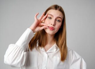 Почему чешутся губы: приметы и суеверия