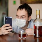 Как креативно назвать группу в WhatsApp с друзьями алкоголиками