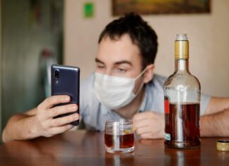 Как креативно назвать группу в WhatsApp с друзьями алкоголиками