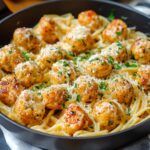 Фрикадельки в сметанном соусе с макаронами на сковороде