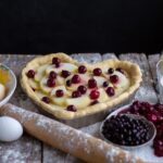 Пирог с брусникой и сметаной из песочного теста