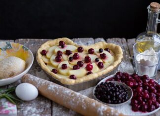 Пирог с брусникой и сметаной из песочного теста