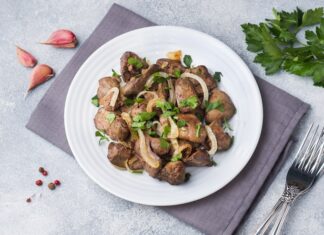 Говяжья печень в сметане с луком на сковороде