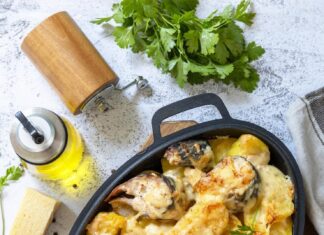 Жульен с картошкой, курицей и грибами в духовке