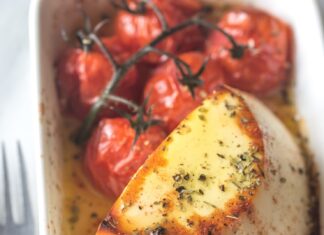 Куриная грудка с сыром и помидорами в духовке