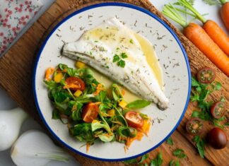 Треска с морковью и луком на сковороде