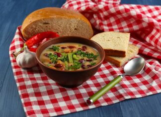 Суп с фасолью, курицей и картошкой