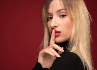 Красная помада для русых с зелеными глазами