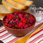 Салат с красной фасолью, колбасой и огурцом