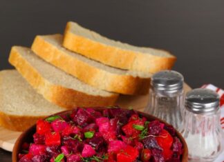 Салат с красной фасолью, колбасой и огурцом