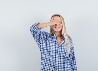 К чему чешется левый глаз у девушки в понедельник