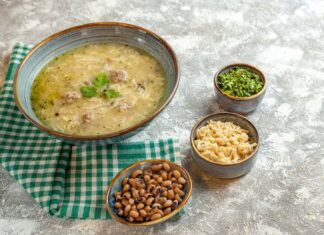 Перловый суп с солеными огурцами