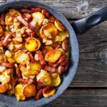 Потушить капусту с сосисками в сковороде с томатной пастой