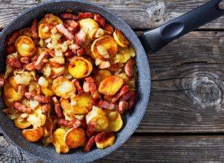 Потушить капусту с сосисками в сковороде с томатной пастой