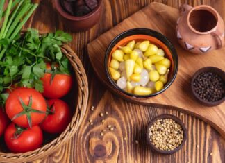 Куриная солянка с колбасой и картофелем с огурцами