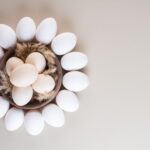 Разбитые яйца во сне: значение для женщин