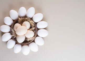 Разбитые яйца во сне: значение для женщин