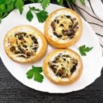 Грибной жюльен с курицей в тарталетках