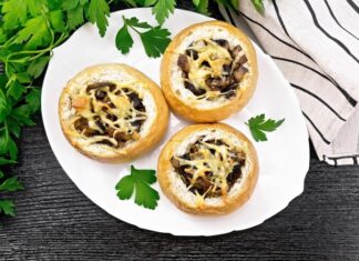 Грибной жюльен с курицей в тарталетках