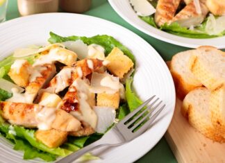 Простой и вкусный салат из копченой курицы