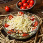 Томатно-крабовый салат с кукурузой