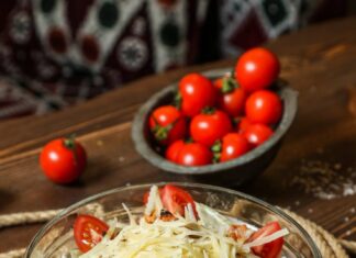 Томатно-крабовый салат с кукурузой
