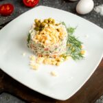 Салат с крабовыми палочками, помидорами и яйцом