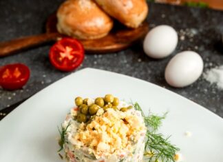 Салат с крабовыми палочками, помидорами и яйцом