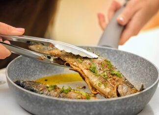 Маринованная щука с уксусом, луком и маслом