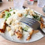 Классический салат Цезарь с сухариками в домашних условиях