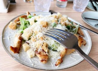 Классический салат Цезарь с сухариками в домашних условиях