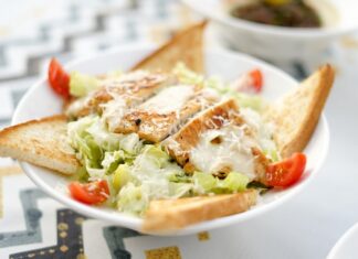 Цезарь с курицей и сухариками: рецепт на каждый день