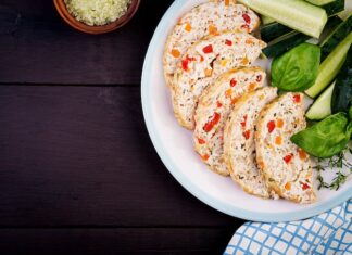 Курица с ананасами: классический салат с сыром