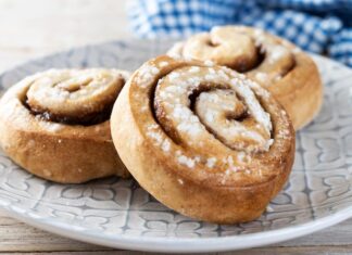 Дрожжевые плюшки с маком и сахаром