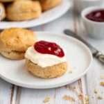 Песочное пирожное с повидлом и глазурью: вкус детства