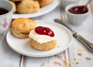 Песочное пирожное с повидлом и глазурью: вкус детства