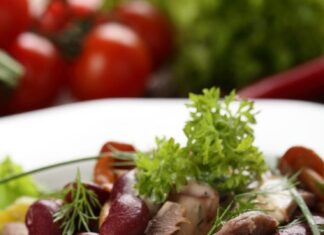 Салат с говядиной, перцем и фасолью