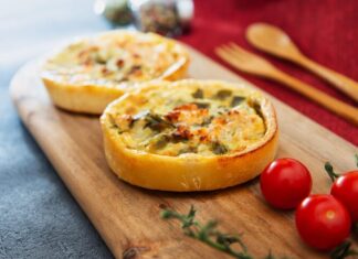 Жульен с грибами и курицей в тарталетках