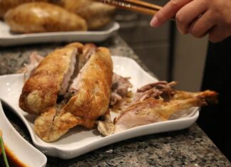 Утка в рукаве: как запечь целиком в духовке