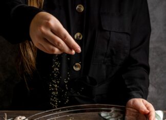 Бифстроган из свинины с подливкой на сковороде