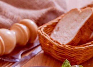 Треска с картошкой и луком в духовке с майонезом