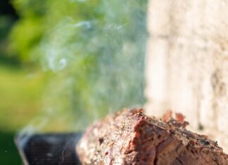 Копчение мяса в коптильне горячего копчения дома