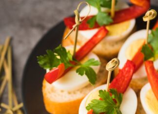 Идеи закусок на шпажках для праздничного стола