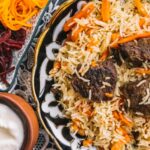 Приготовление плова на плите в казане из свинины