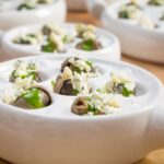 Шампиньоны со сливками и сыром на сковороде