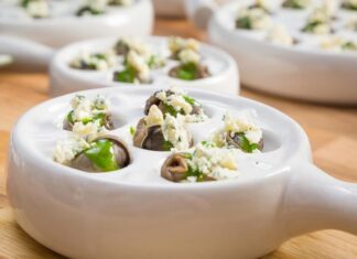 Шампиньоны со сливками и сыром на сковороде